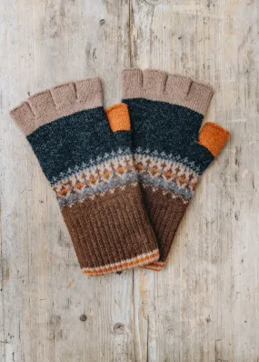 Alloa Fingerless Gloves in Winter